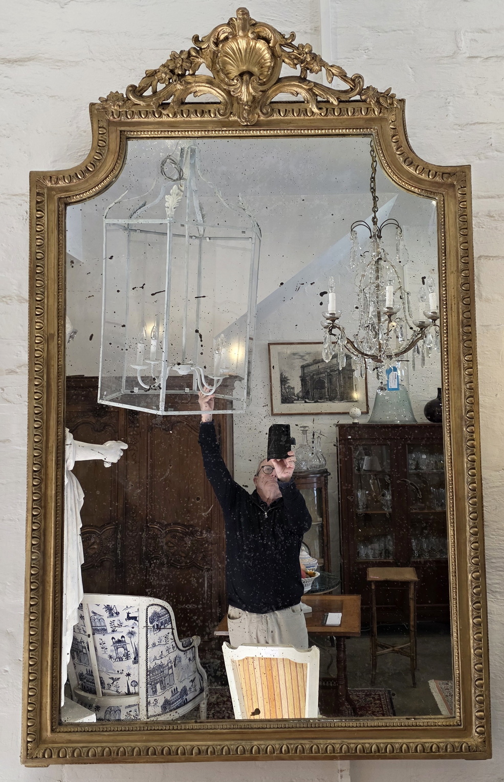 A Neoclassical Mantle Mirror 